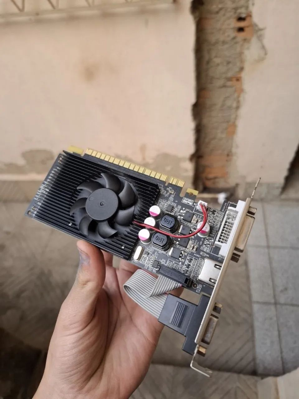 Placa de video GT 210 1Gb  - Foto 3