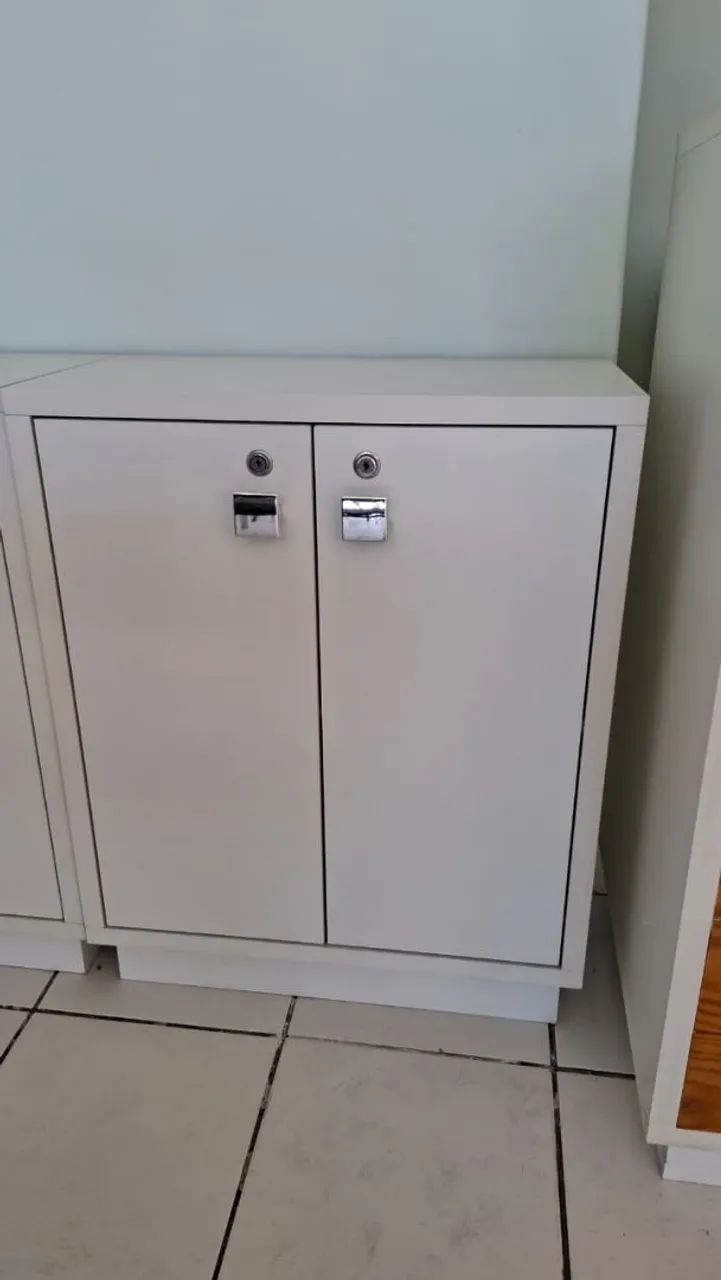 Armário com duas portas, chaves e divisória interna projetado em Mdf - Foto 2