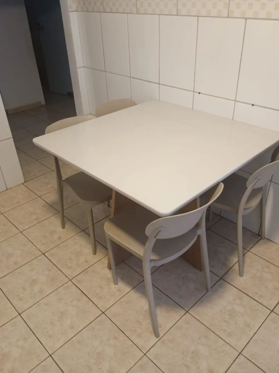 Mesa de jantar com 4 cadeiras