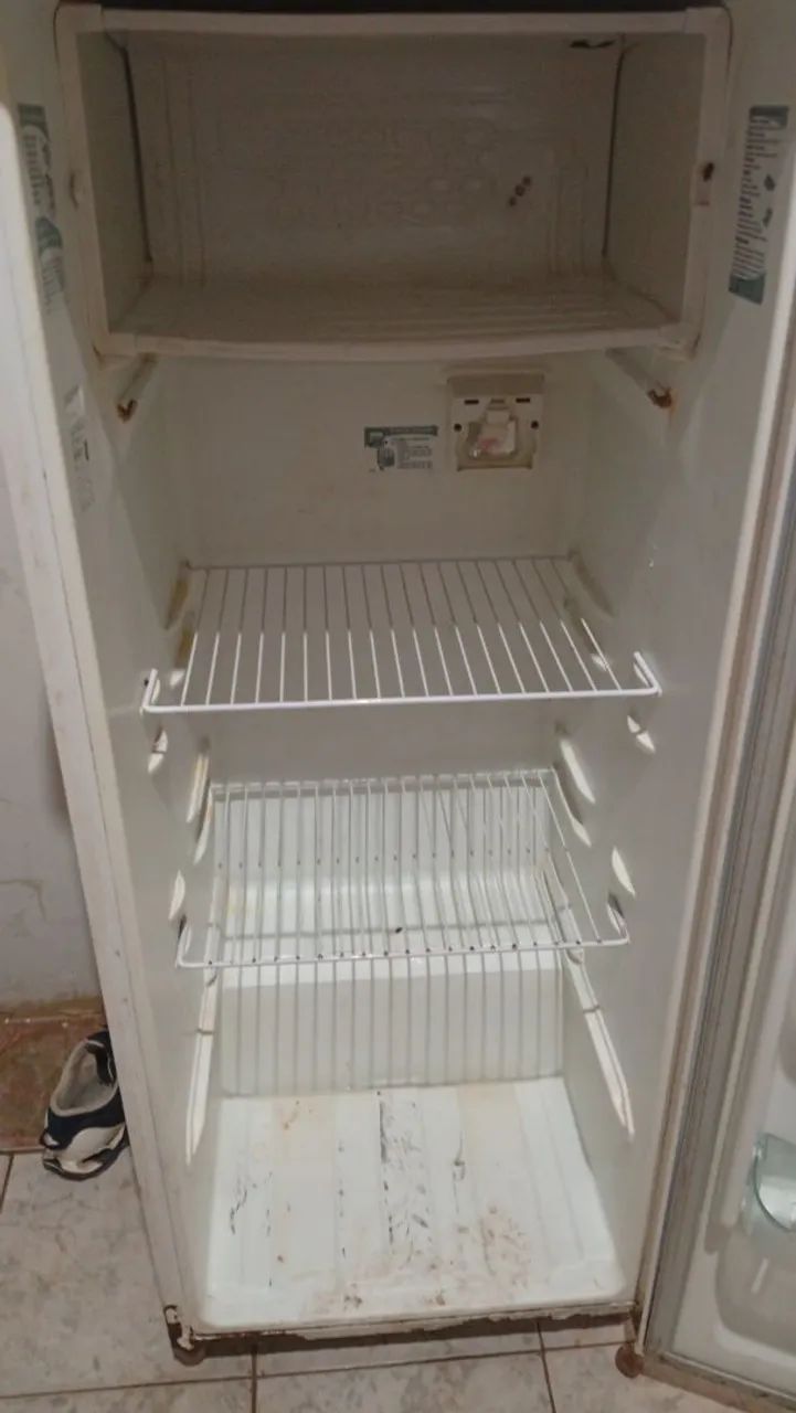 Vende se geladeira 