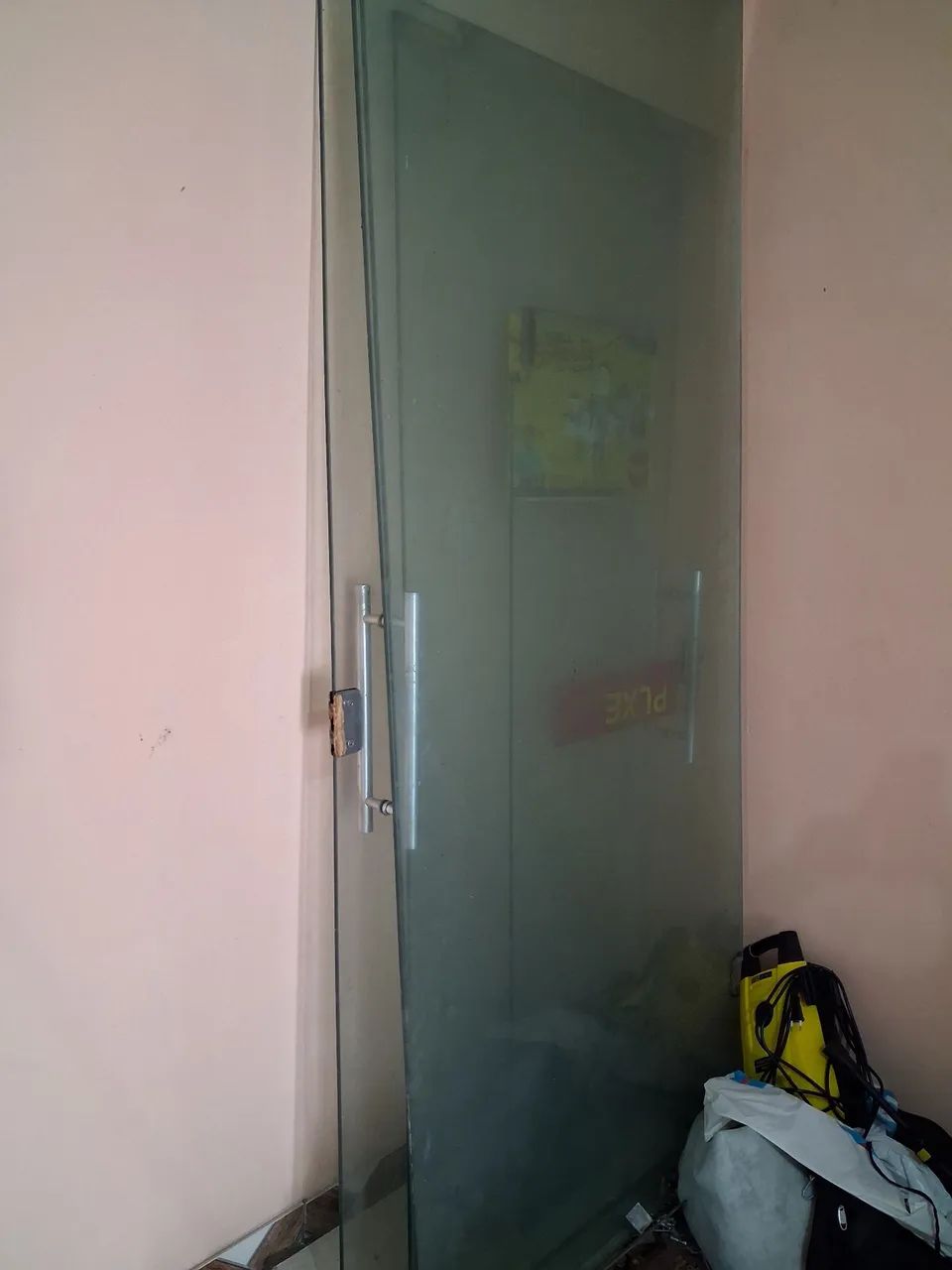 Porta de vidro e estrutura 