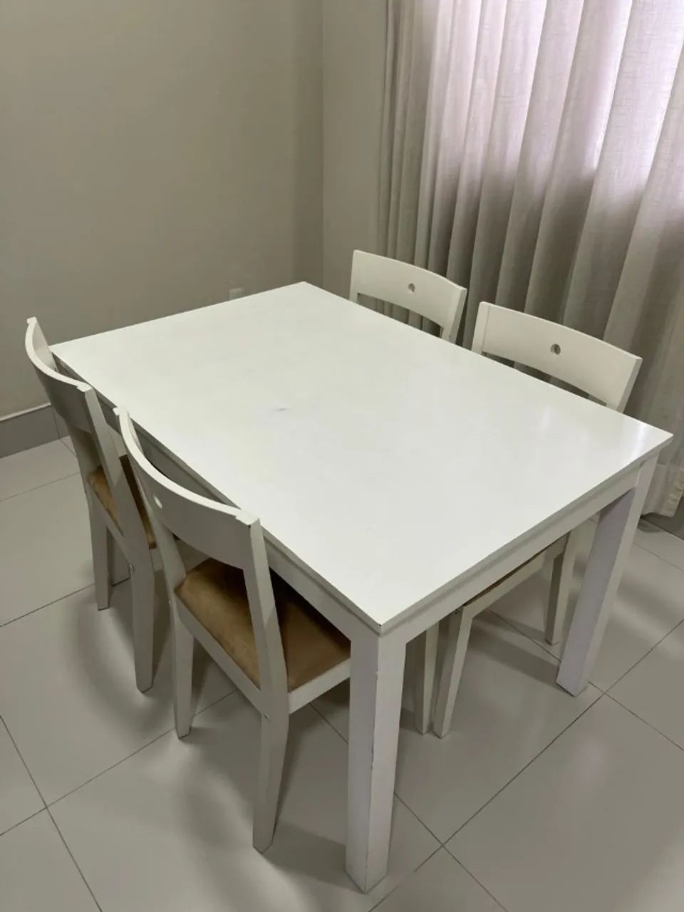Mesa de jantar branca com 4 cadeiras estofadas Tok Stok