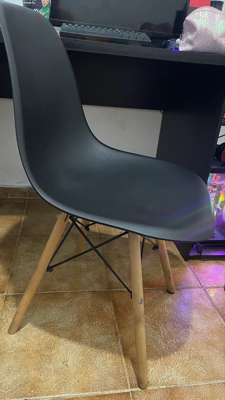 Cadeira Eames Eiffel Preta Pé Madeira - Seminova