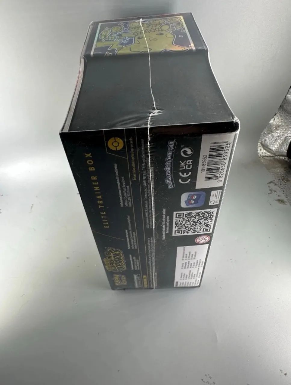 ETB- Surging Sparks Inglês Lacrada Pokémon  - Foto 3