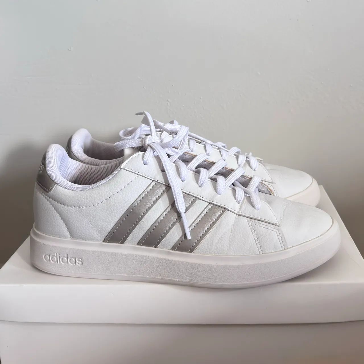 Tênis Adidas Branco - Casual e Confortável - Foto 2