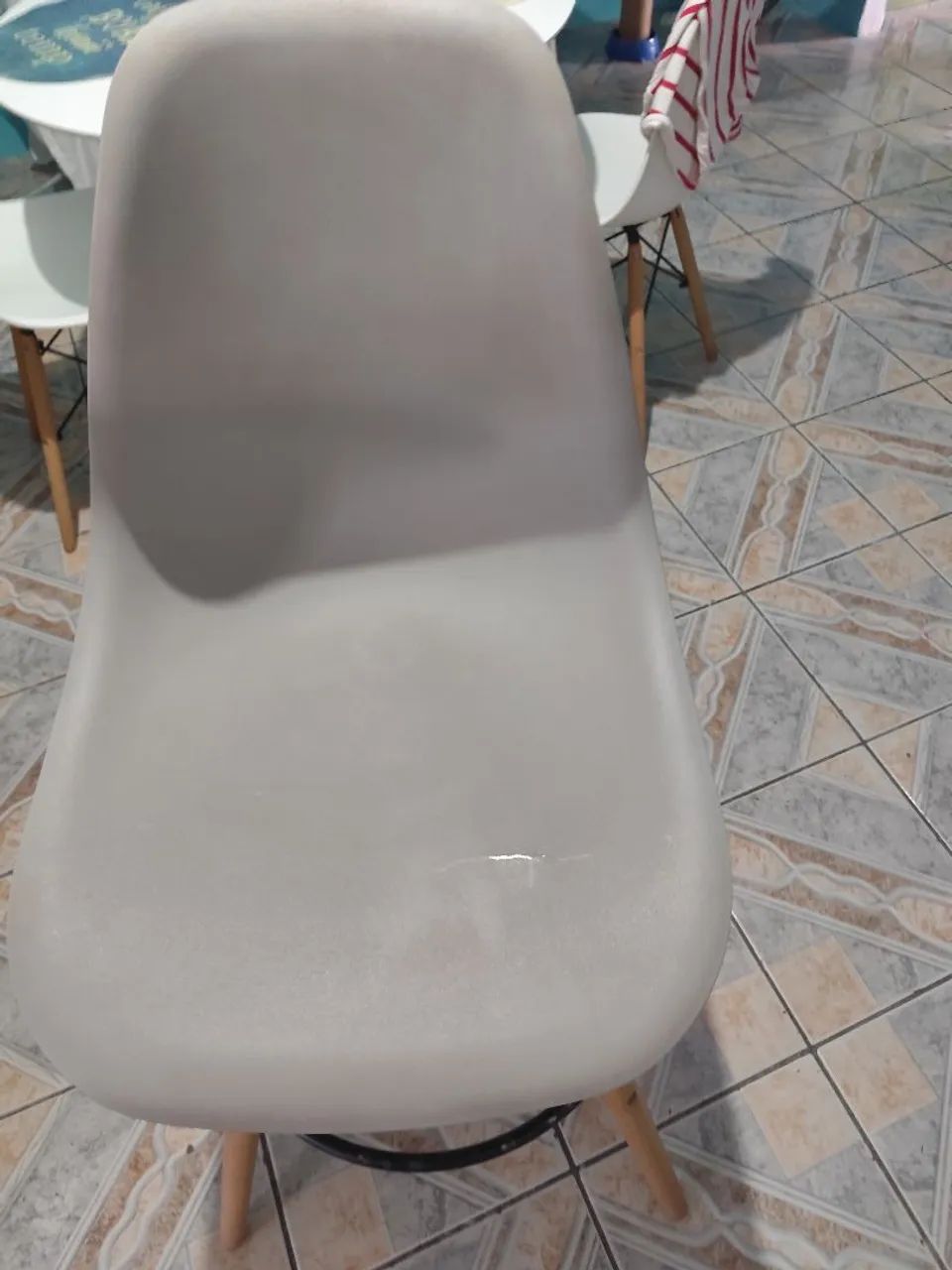 Banquetas  cinzas com design moderno