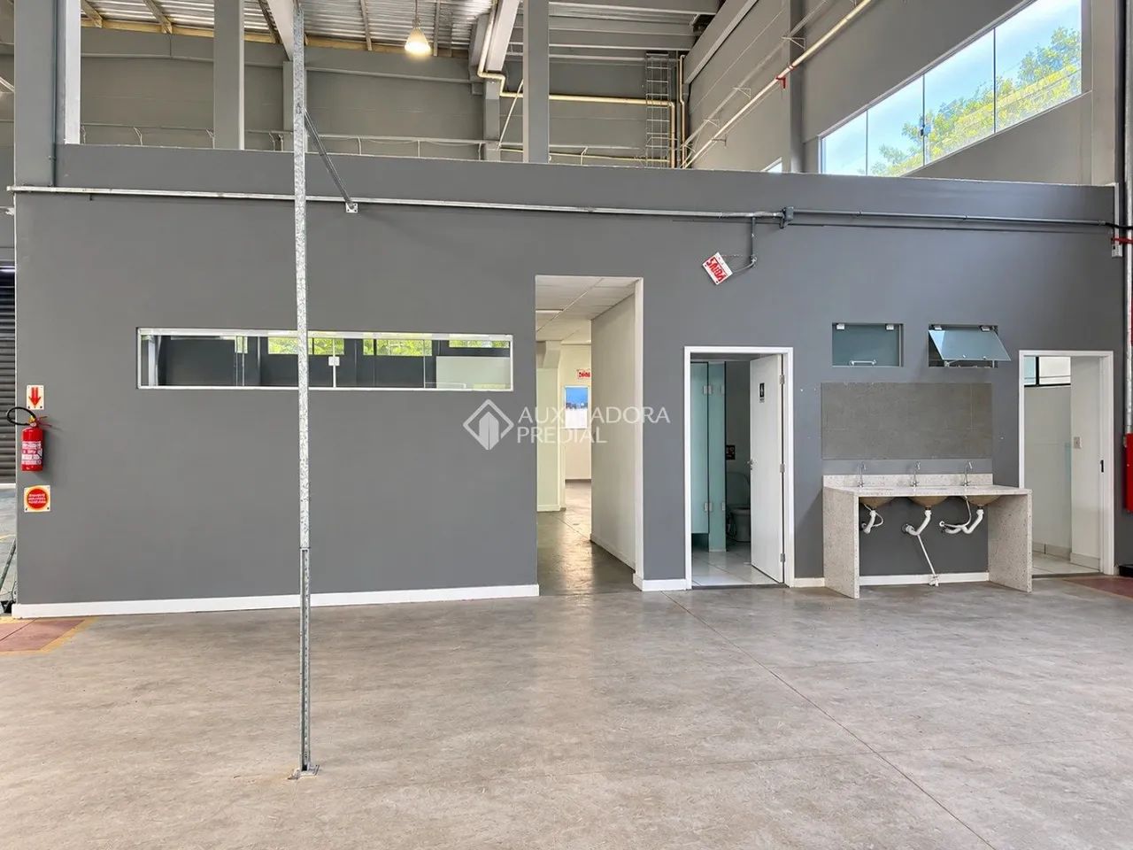 Galpão com 1.300 m² | 3 docas e amplo pátio no CICOBI | BBiguaçu para locação. - Foto 3