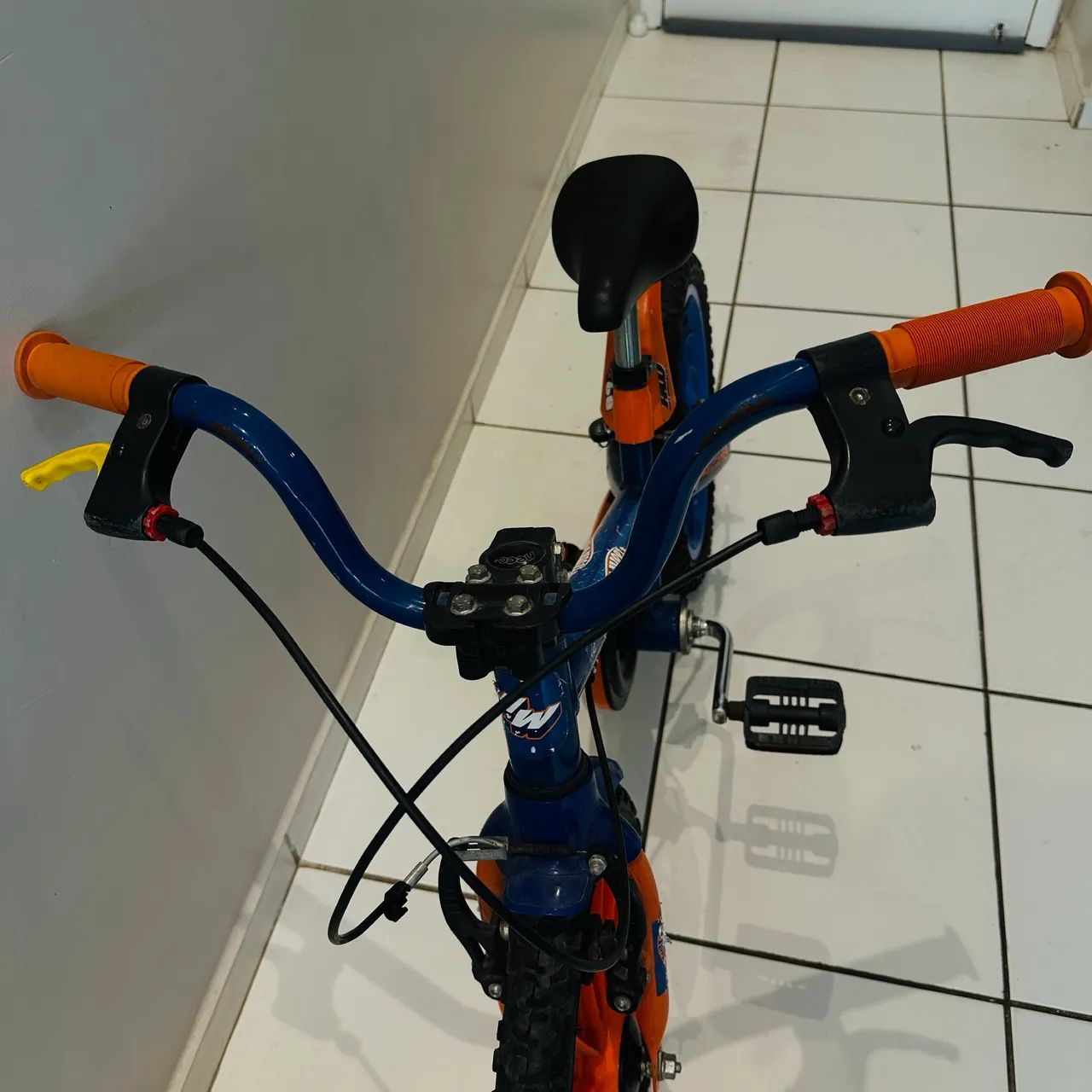 Bicicleta usada aro 16 Hot Wheels - Foto 3