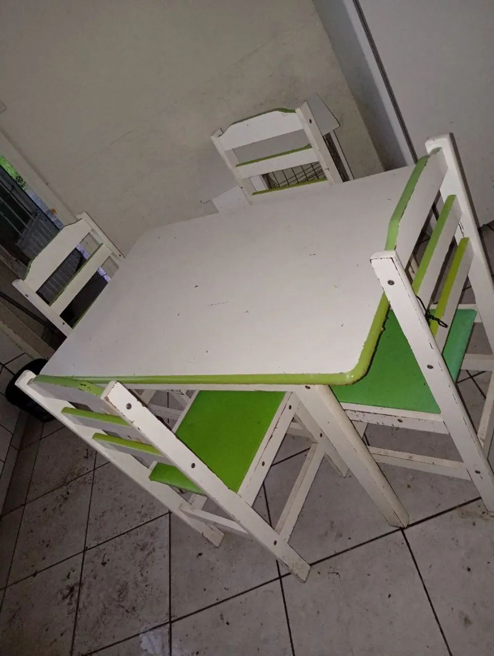 Mesa com 04 cadeiras