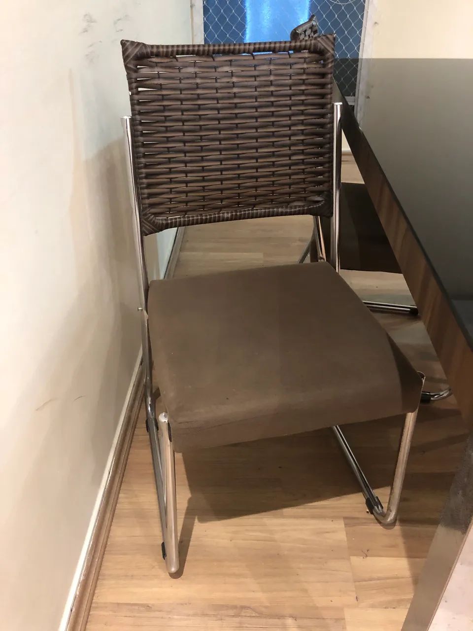 Mesa de vidro com 6 cadeiras