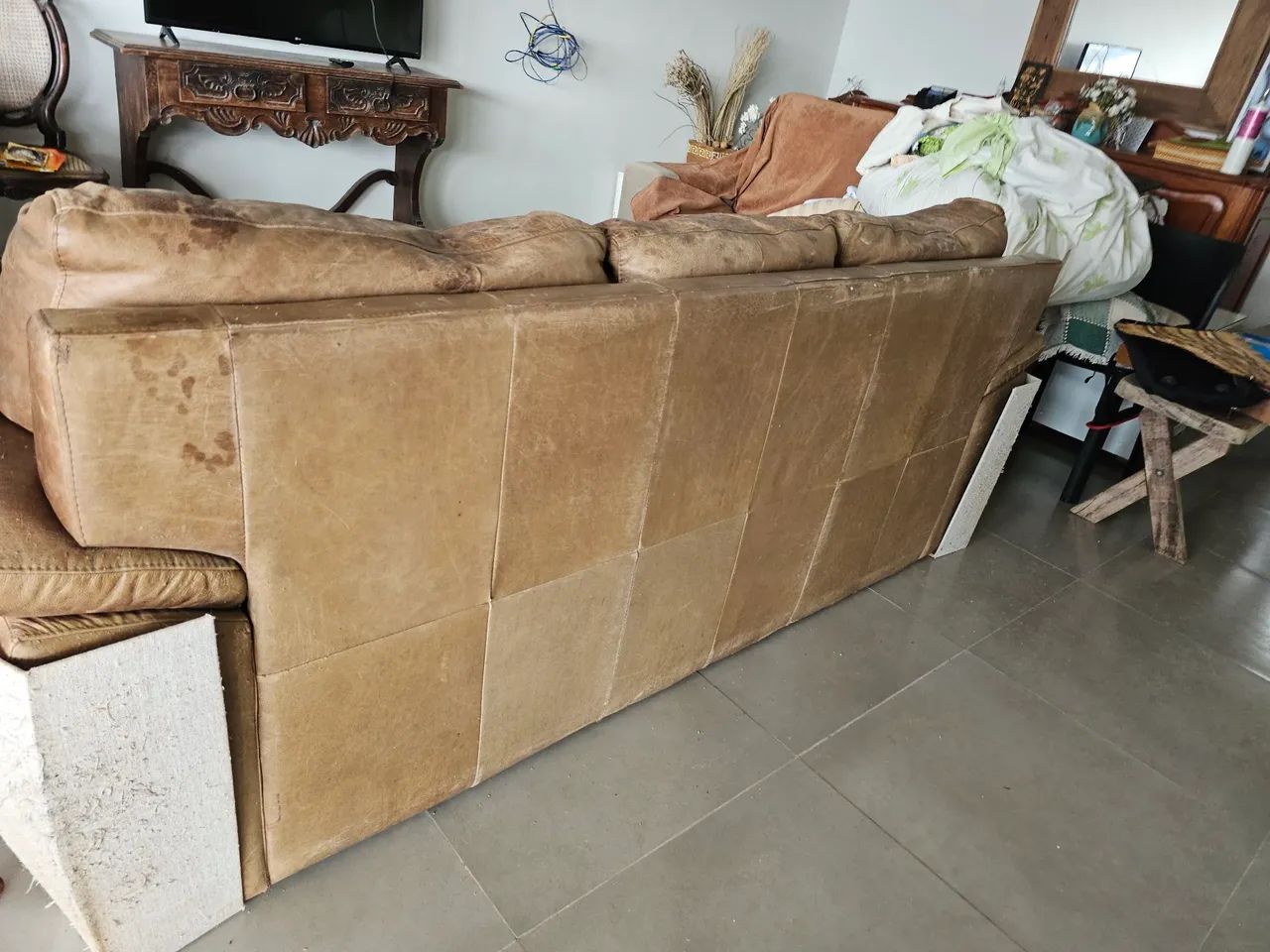 Sofa de couro 3 lugares,  sem nenhum rasgo, macio e confortaves - Foto 4