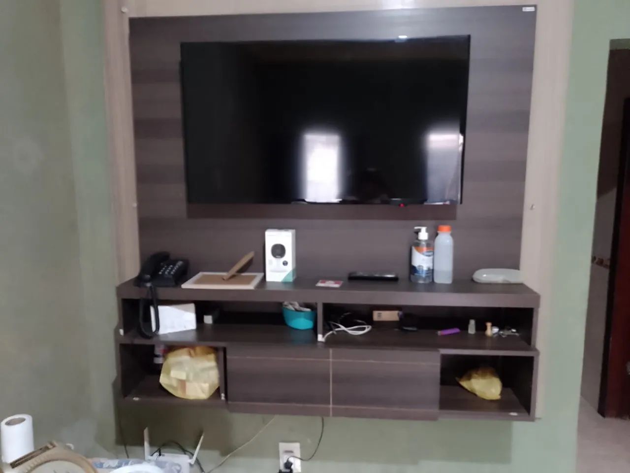 Painel com televisão