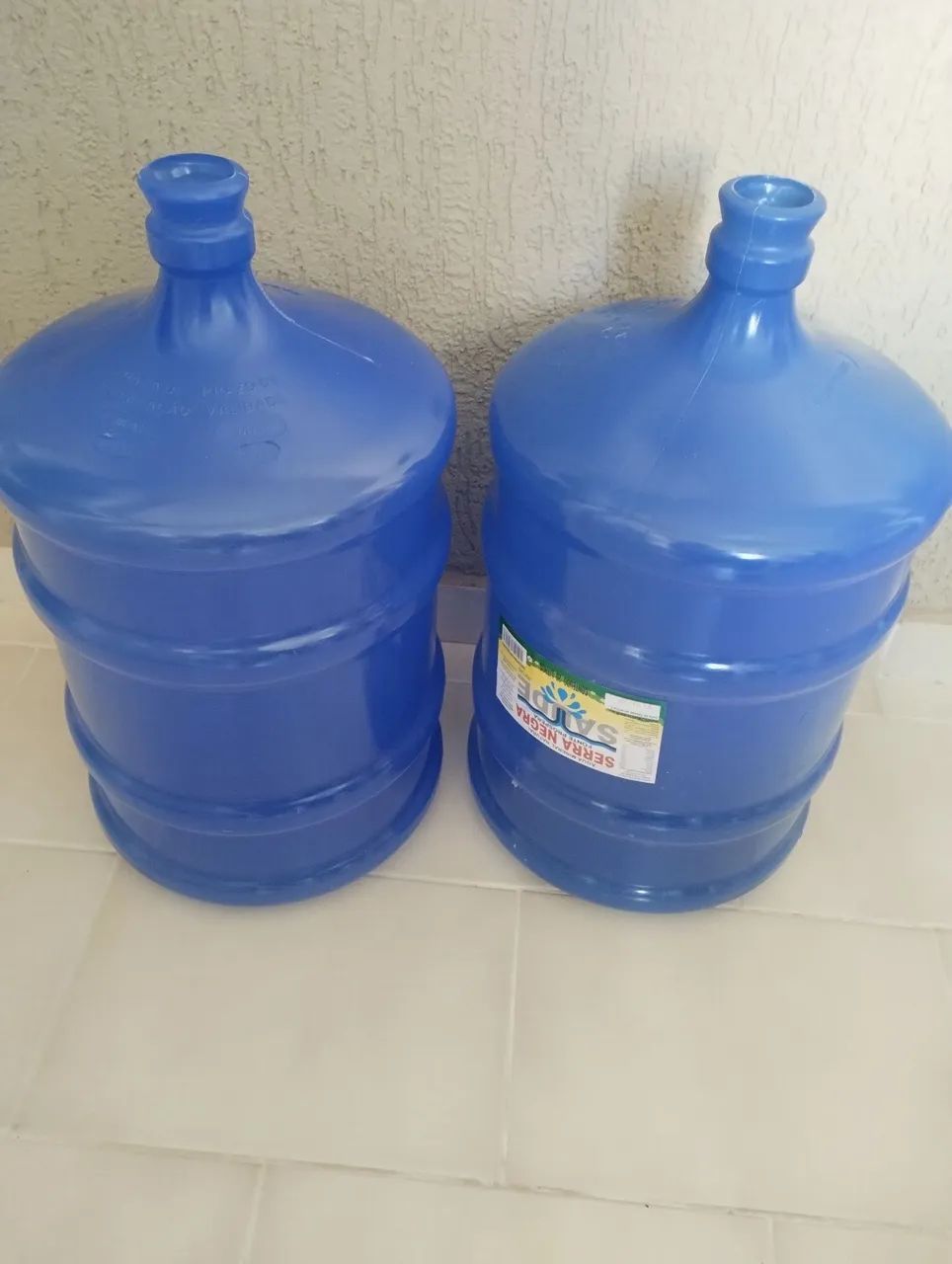 Vendo 2 galões de água novos $50,00 