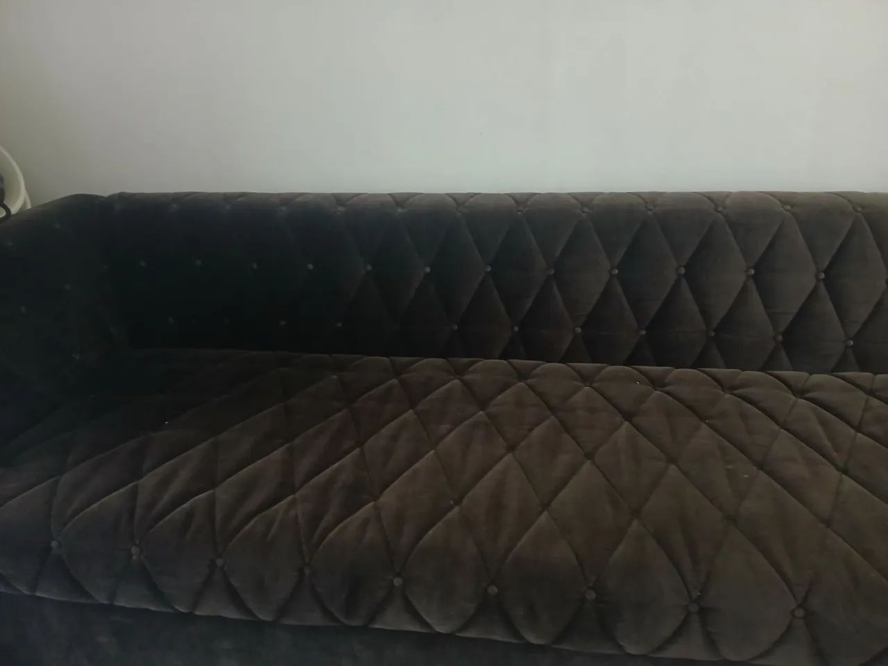 Sofa grande e confortável  marrom. 