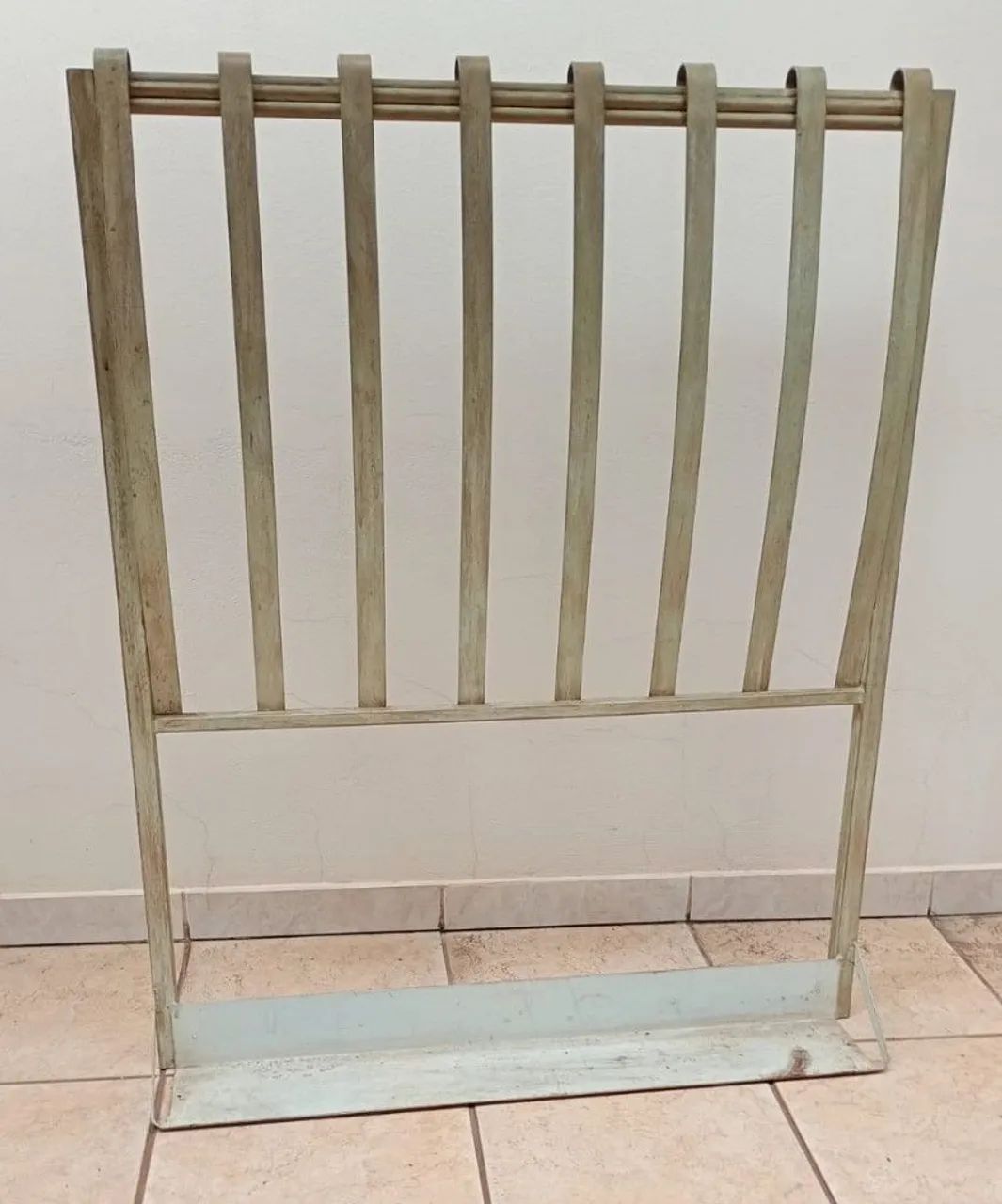 Cabeceira de cama de solteiro box - metal