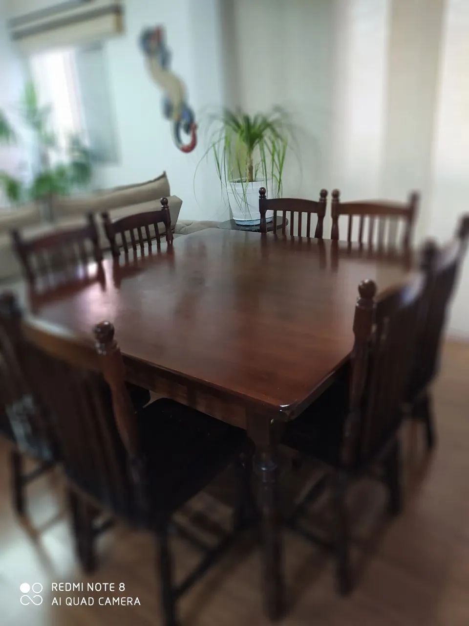 Mesa de jantar estilo colonial com 8 cadeiras 