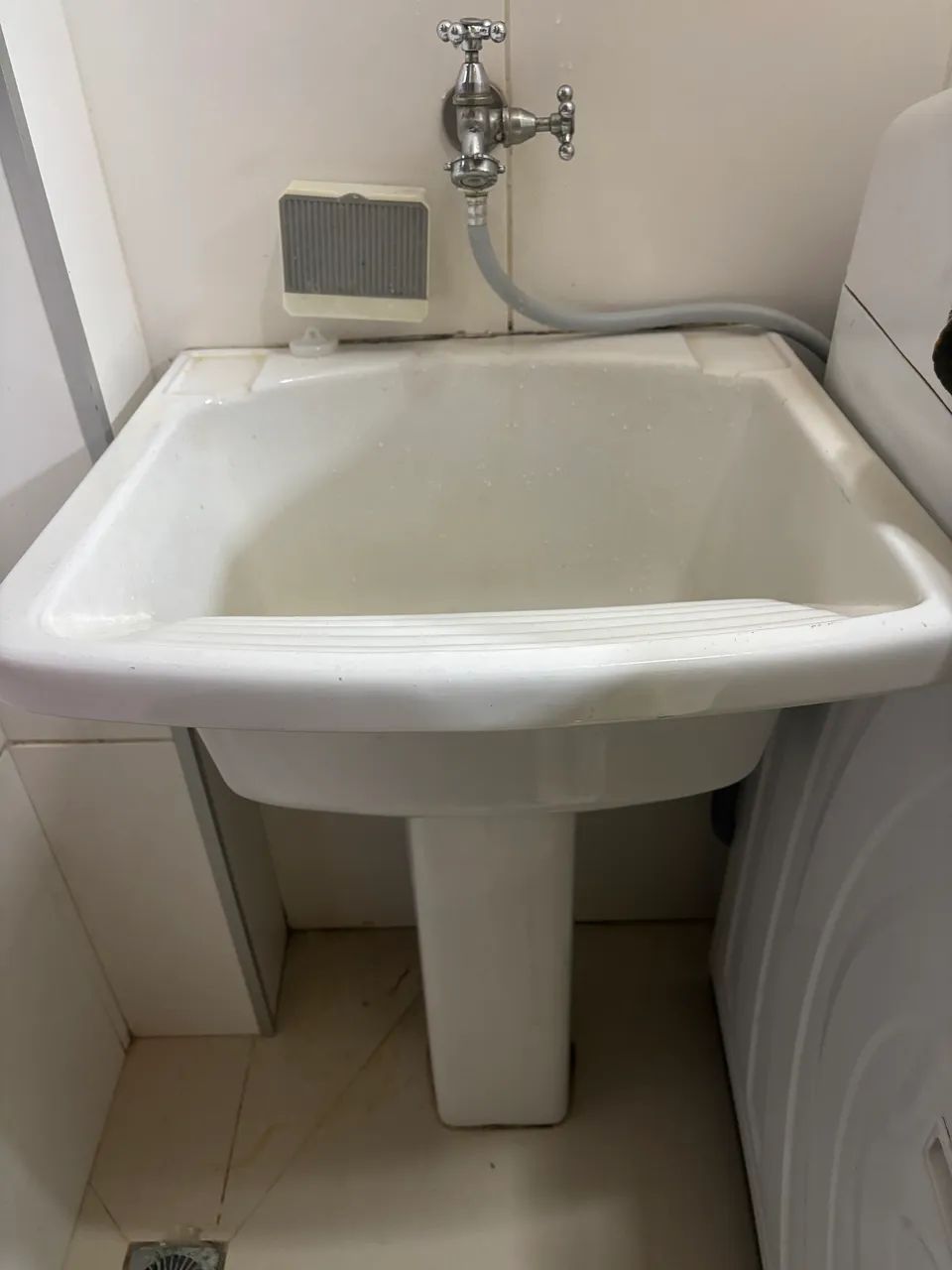 Tanque de louça com coluna 