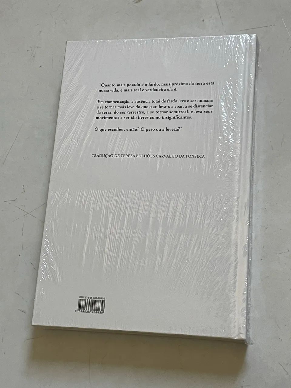 A insustentável leveza do ser - Milan Kundera - Capa dura - Foto 2