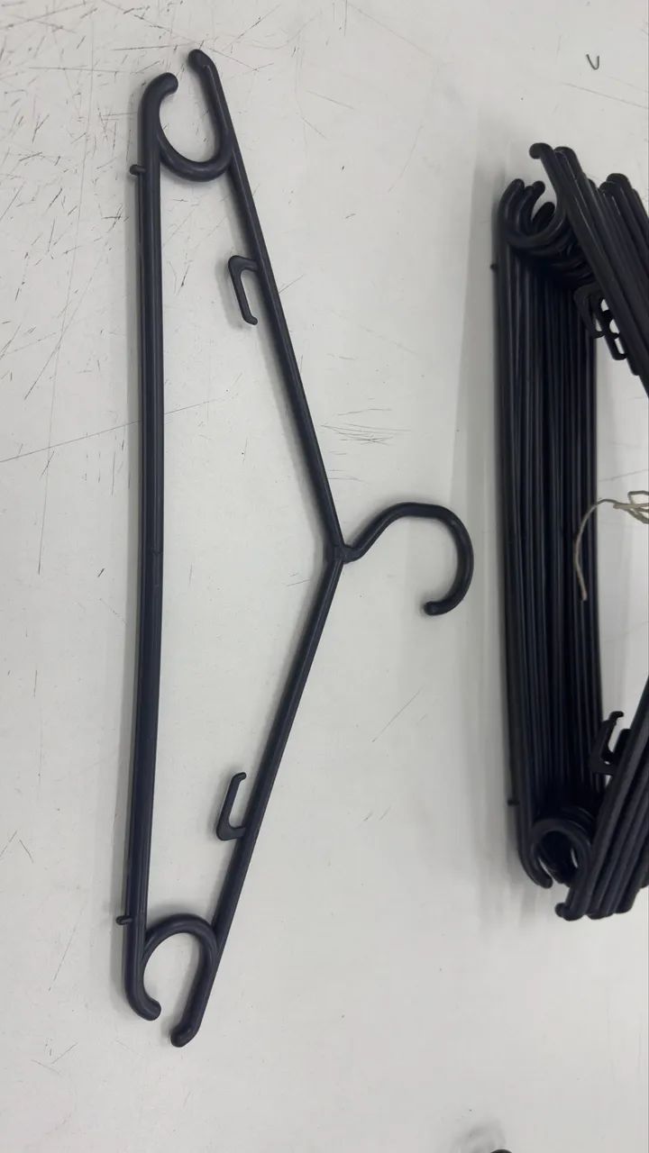 Cabide preto de roupa
