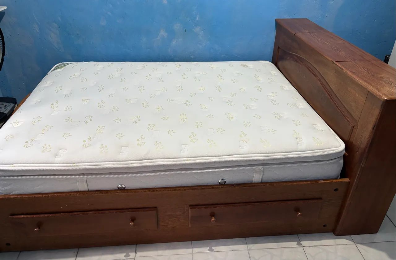 Venda de cama de casal de madeira com gavetas 