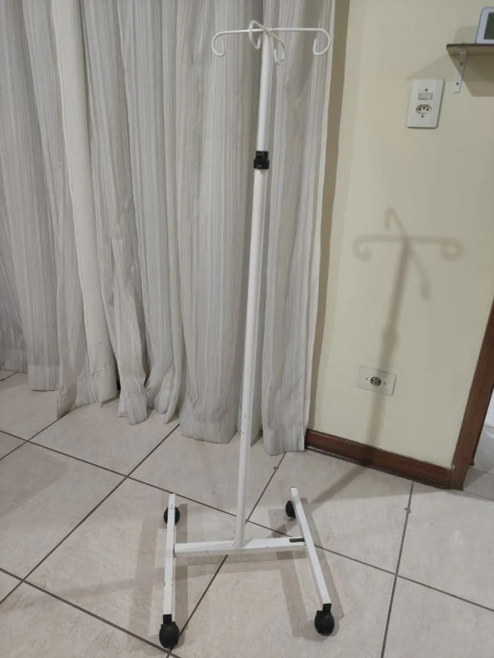 Cama hospitalar e suporte de soro - Foto 3