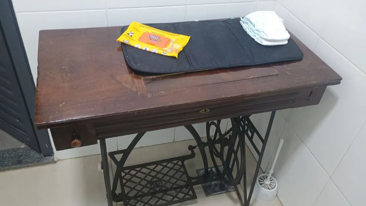 Máquina de costura antiga com pés 