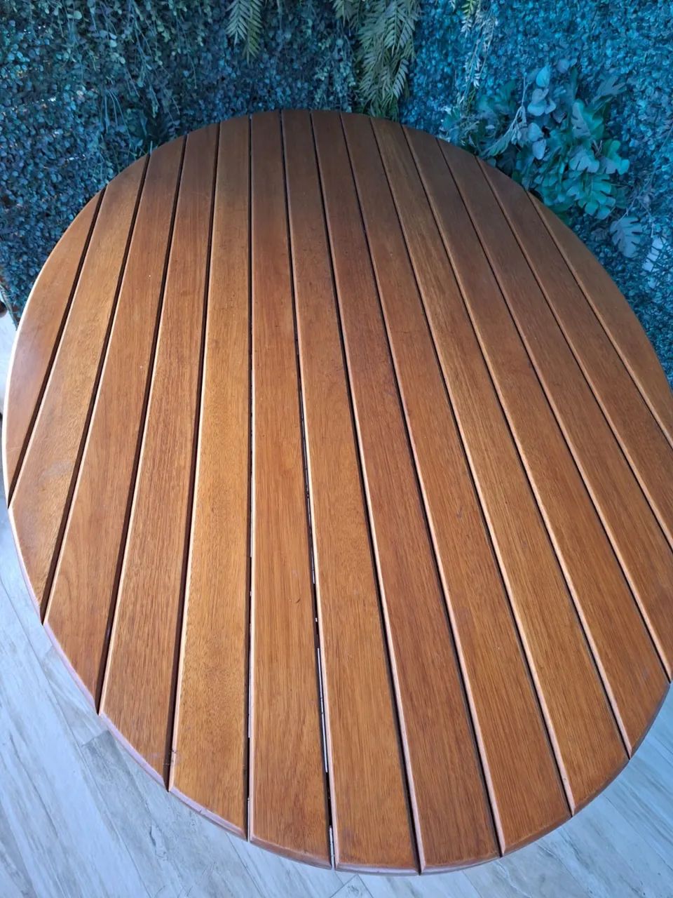 Mesa Oval de Madeira Ripada com Base Designer em Alumínio - 1,60m x 1,00m - Foto 5