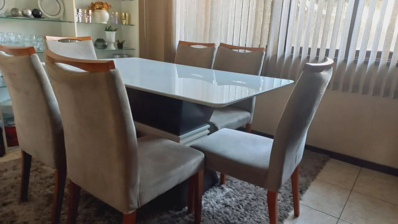 Mesa de jantar semi-nova cadeiras madeira maciça  - Foto 2