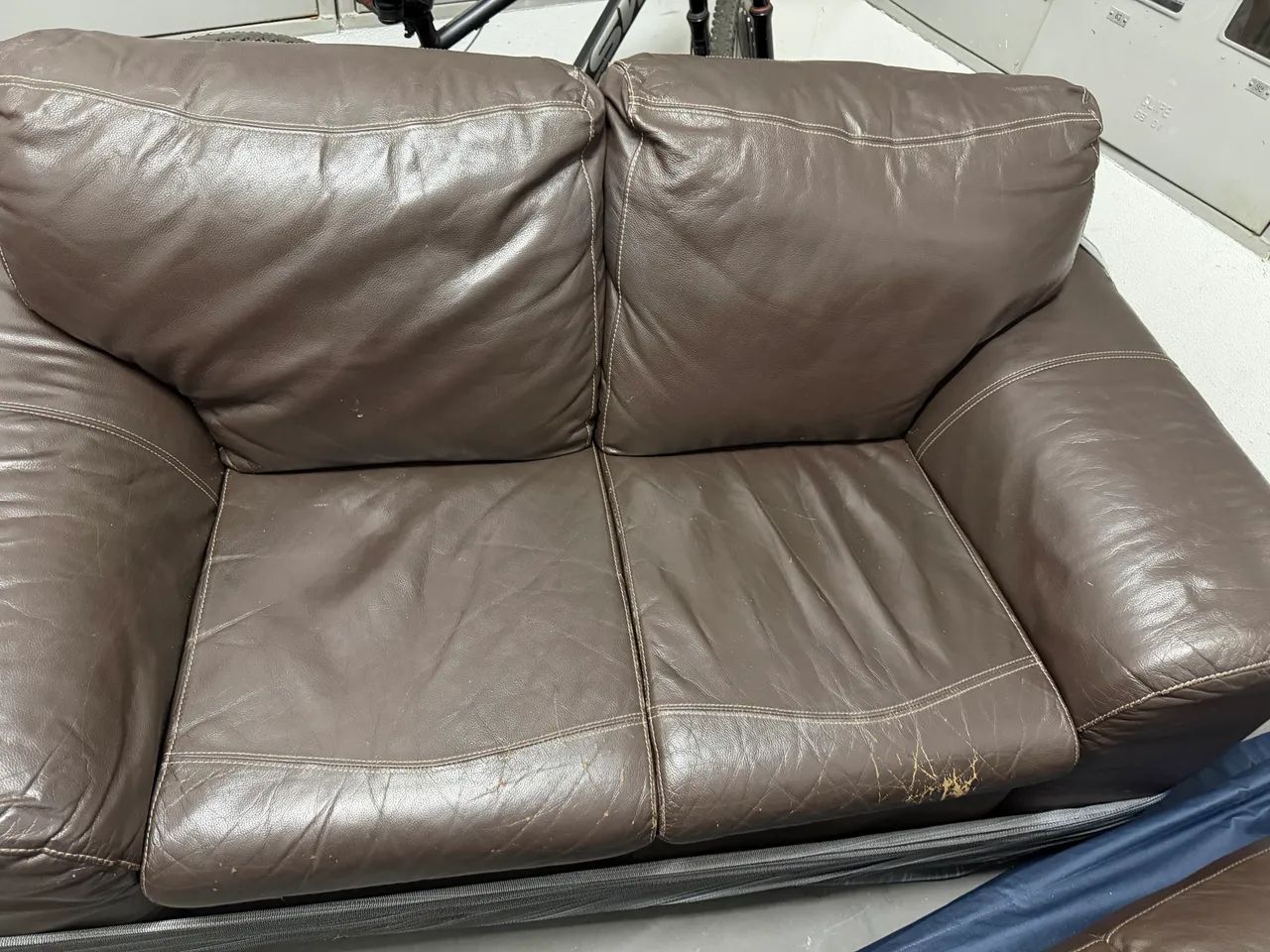 Vendo sofá de dois lugares couro legítimo  - Foto 4
