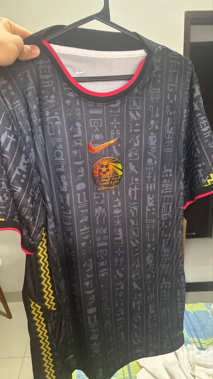 Camisas tailandesas usadas 