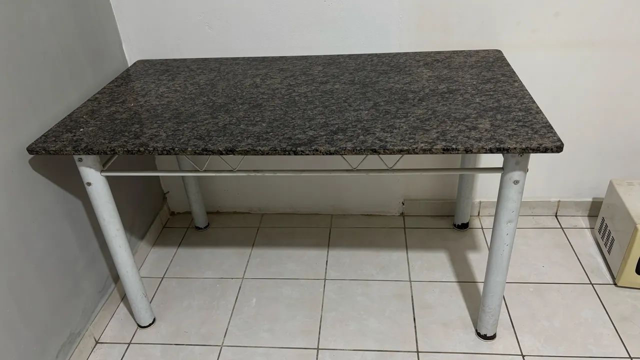 Vendo Mesa com tampo de granito e pés de ferro - Foto 2