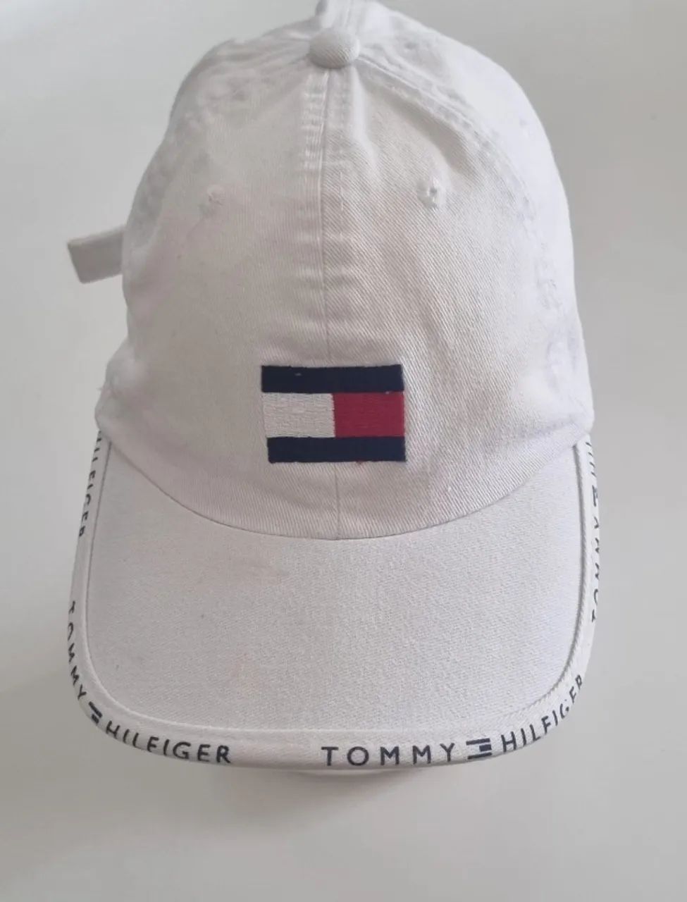 Bone branco com letreiro na aba tommy hilfiger
