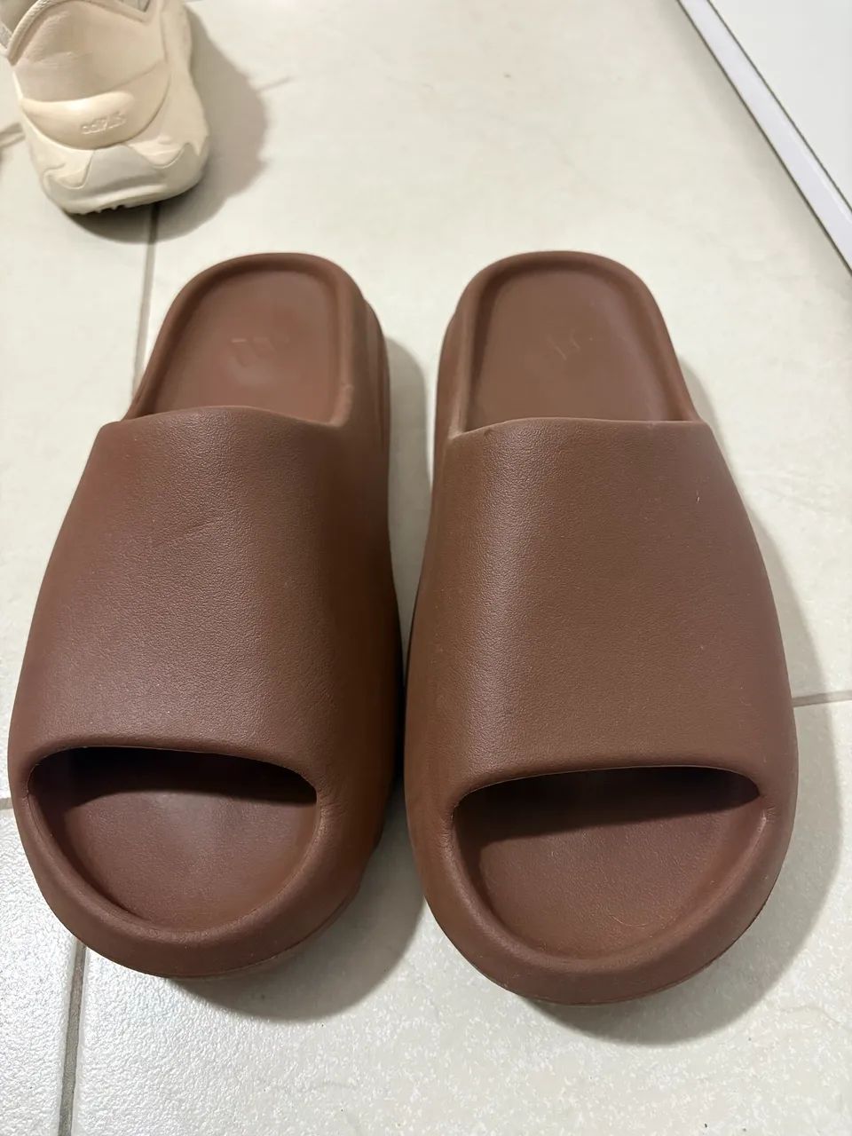 Chinelo Yeezy slide