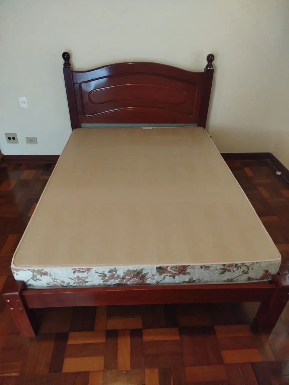 Cama casal em madeira com colchão  - Foto 3