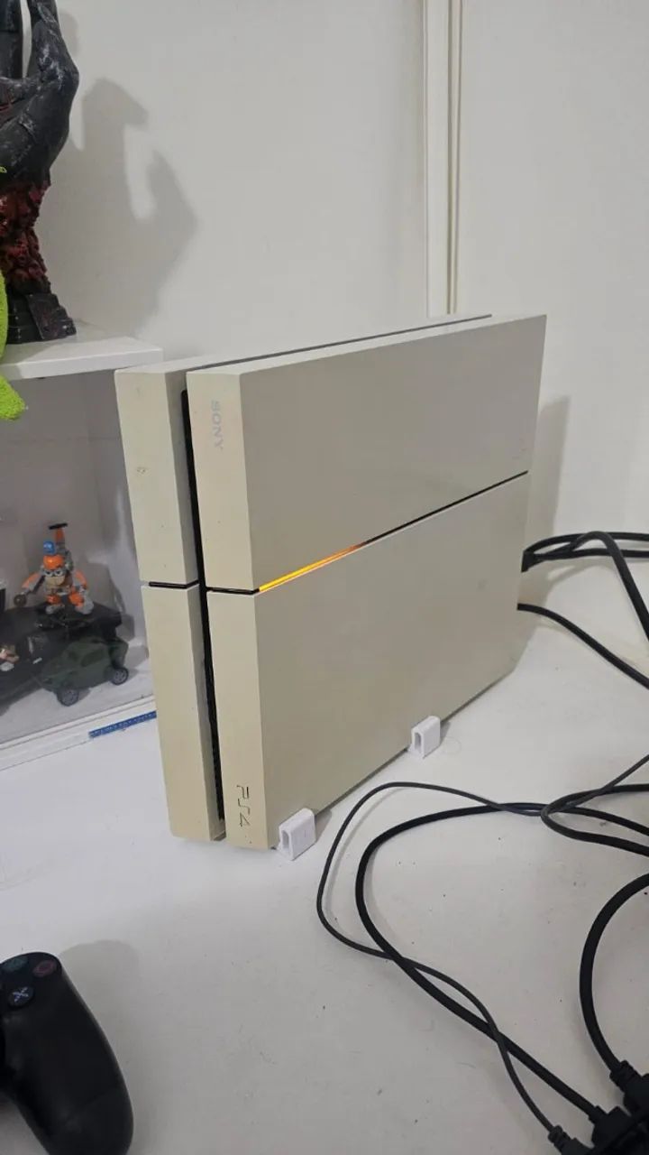 PS4 FAT + 2 controles + 6 jogos