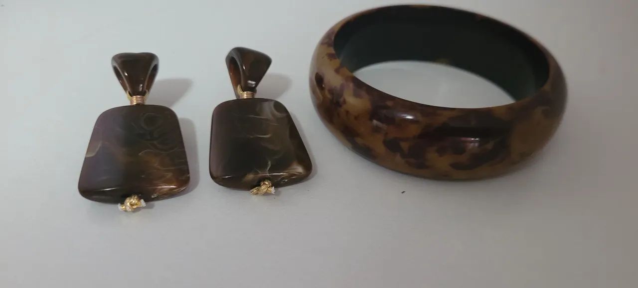 Brincos e bracelete resina marrom  - Foto 2