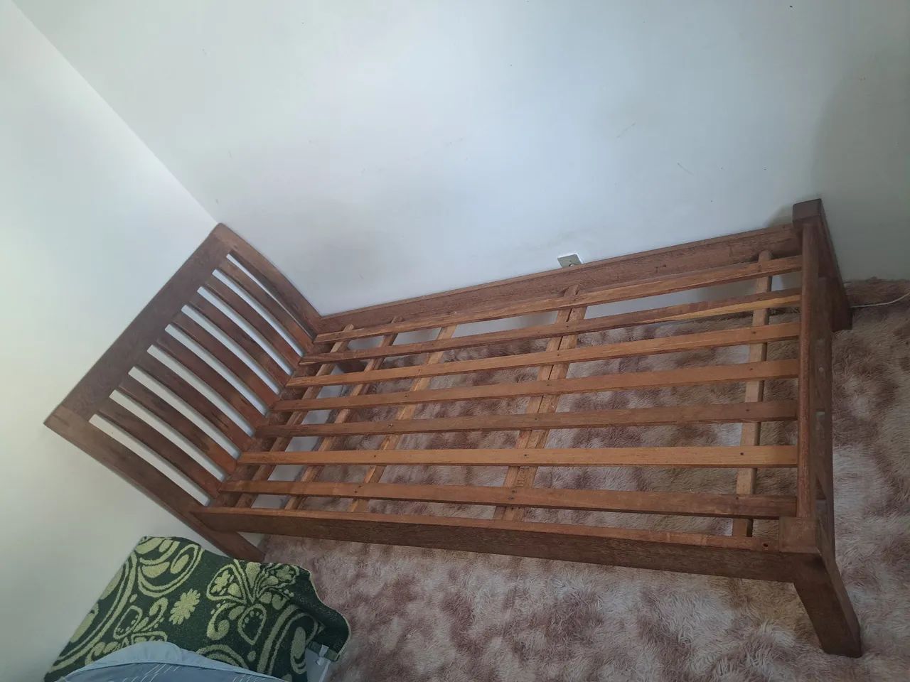 CAMA DE SOLTEIRO EM MADEIRA MACIÇA  - Foto 2