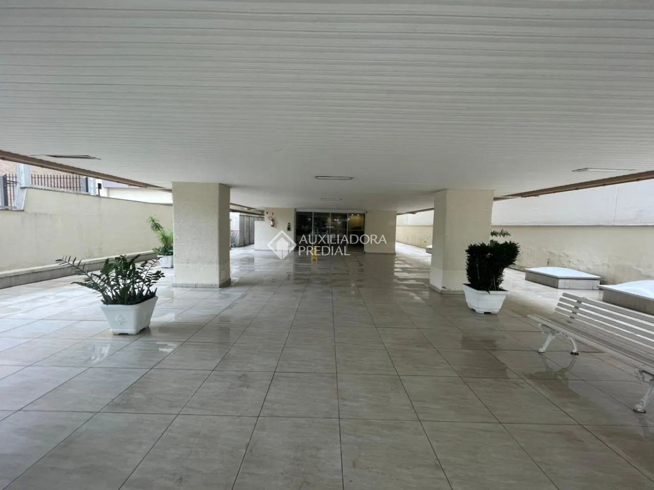 Apartamento semi mobiliado de 2 dormitórios no Centro de Florianópolis - Foto 2