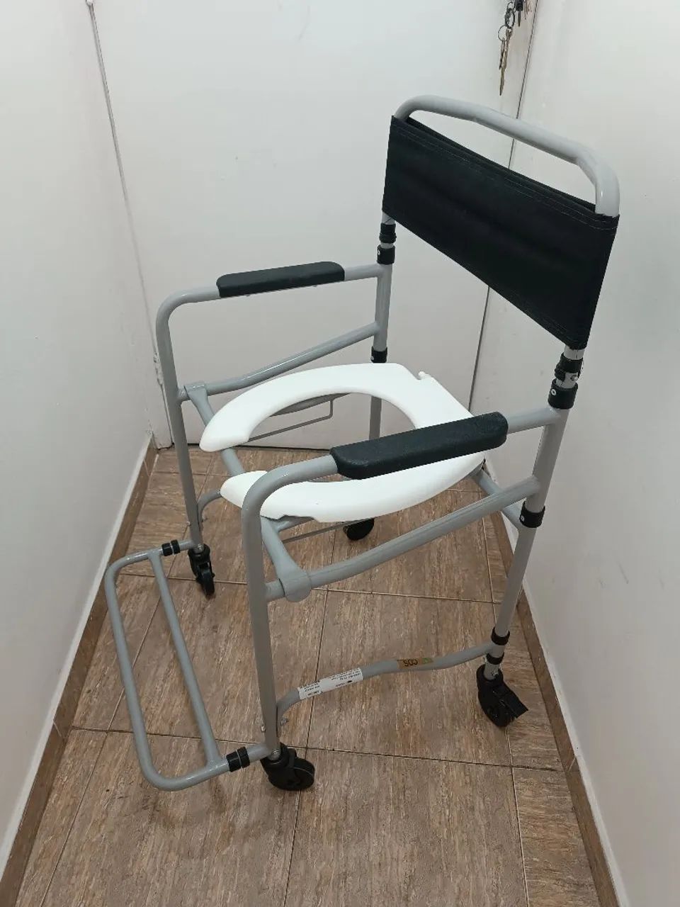 Cadeira de rodas e de banho  - Foto 4