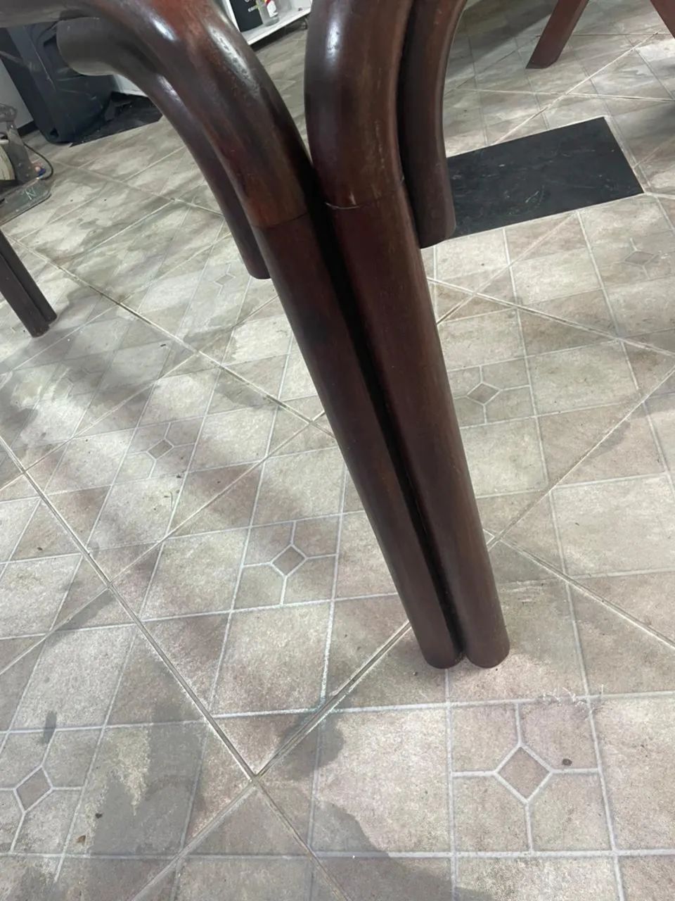 Mesa de vidro com pés de madeira com 6 cadeiras  - Foto 3