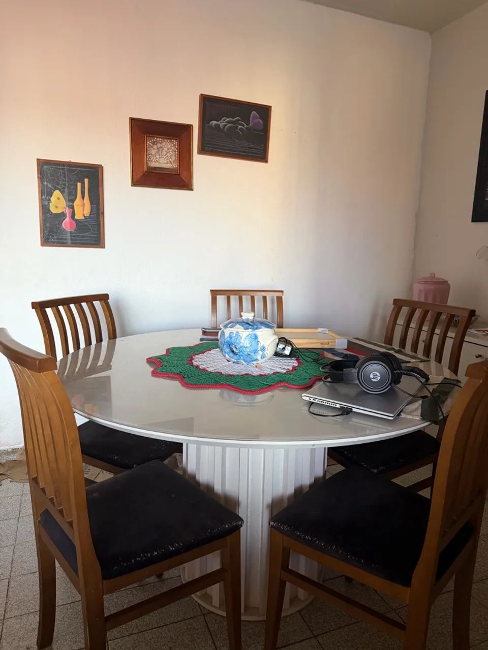 Vendo mesa de sala 6 cadeiras 