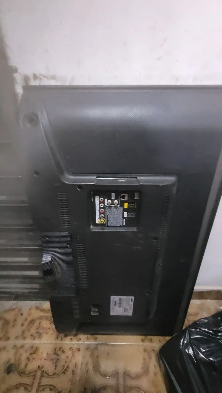 Tv com defeito, para conserto ou retirada de peças  - Foto 2