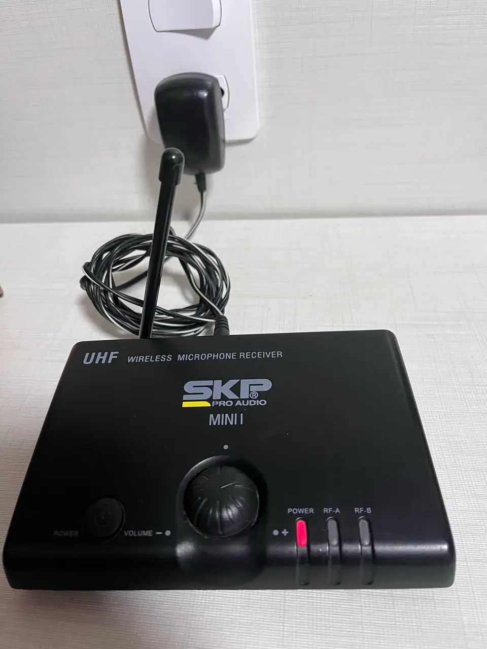 microfone sem fio skp pro audio mini uhf + receptor bivolt - Foto 3