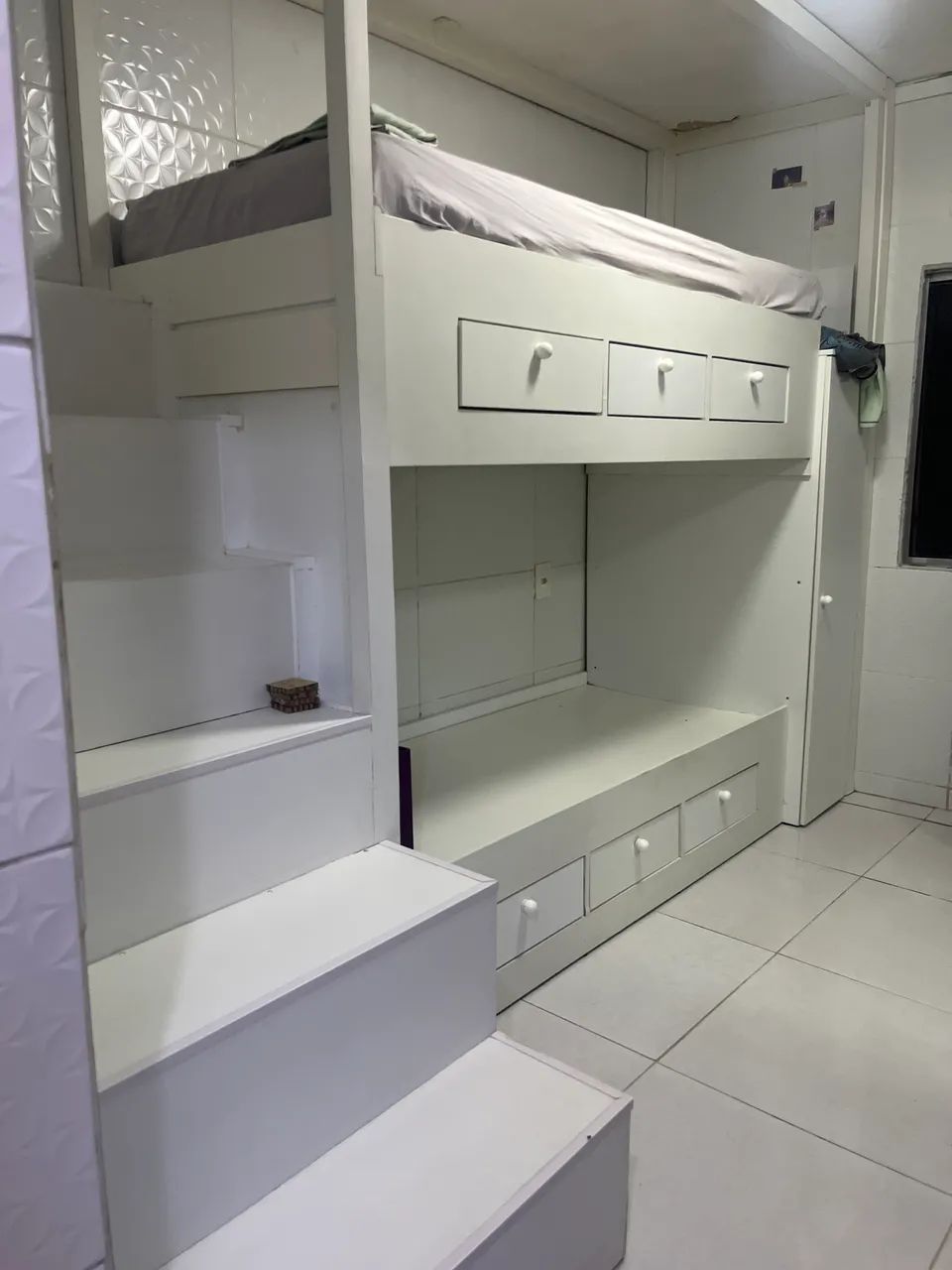 Beliche com gavetas e muitas partes para guardar coisas 