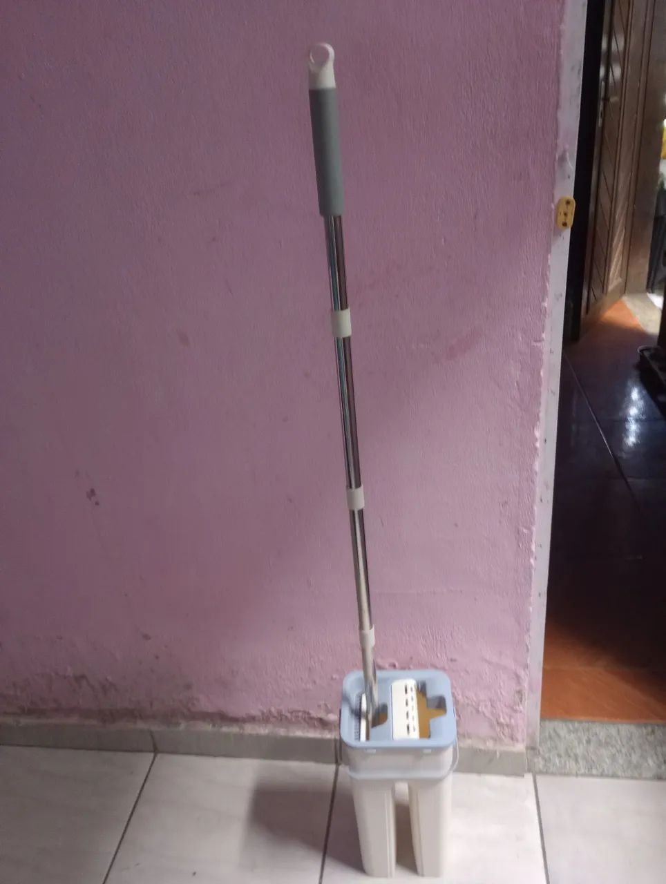 Mop flat de limpeza com cabo extensor de inox usado excelente  - Foto 4