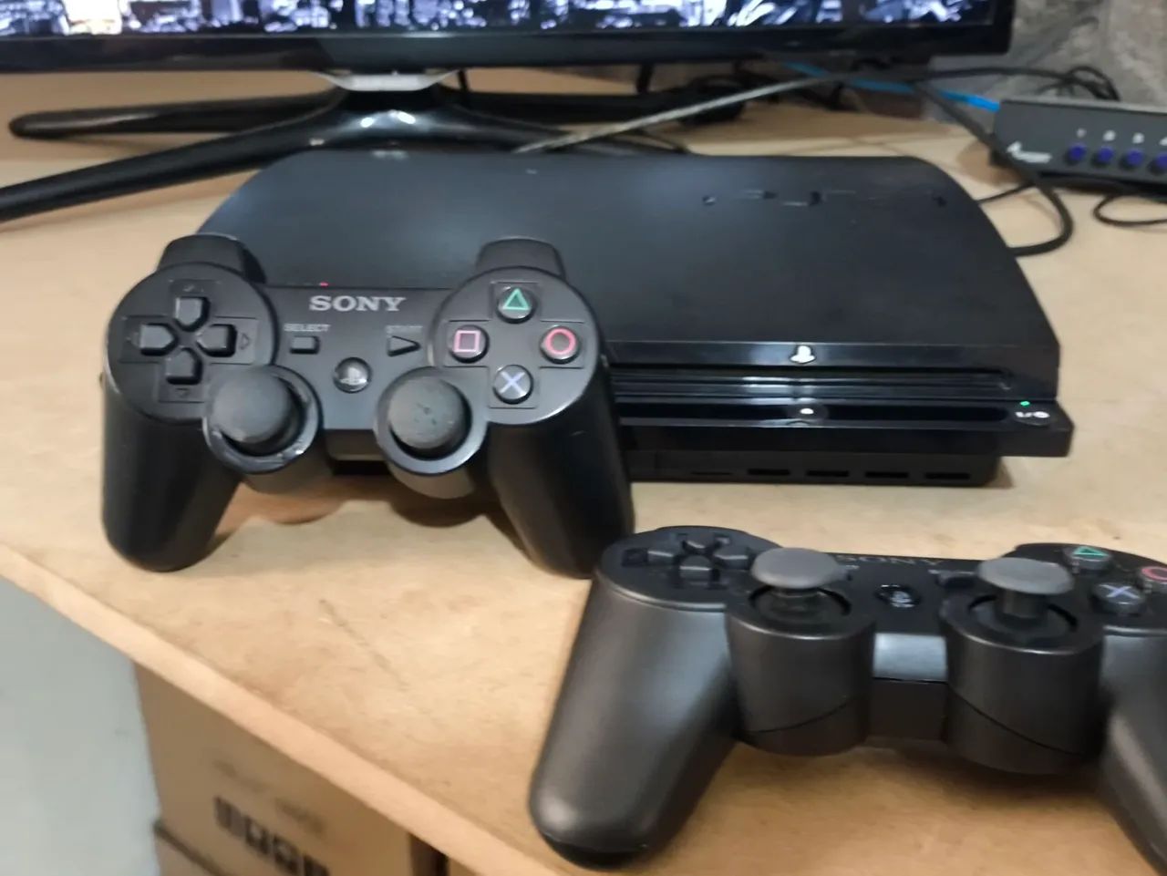 PS3 slim desbloqueado com 2 controles e cabos  - Foto 2