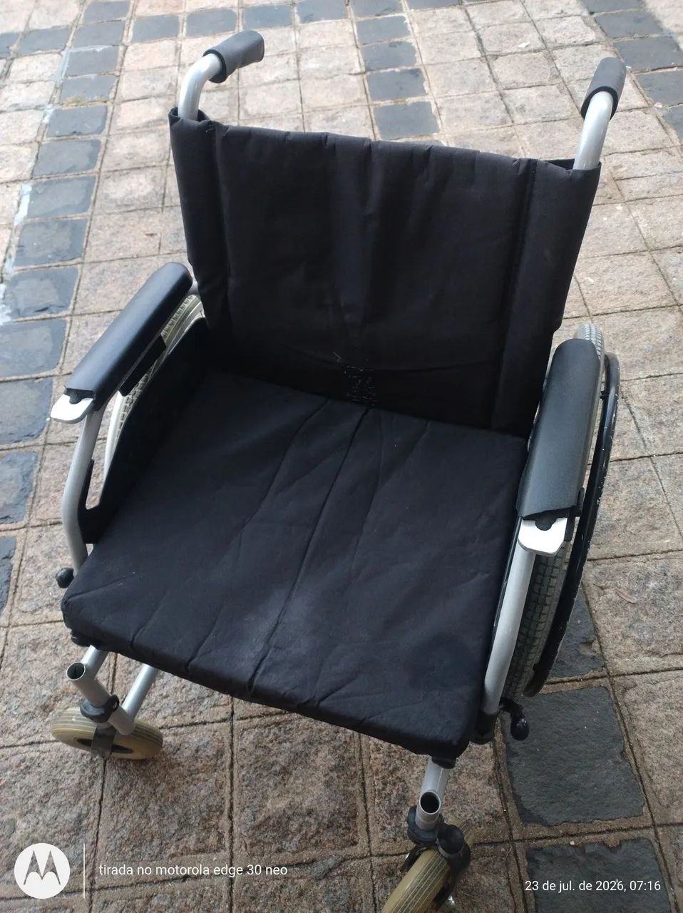 Cadeira de rodas sem os pés 