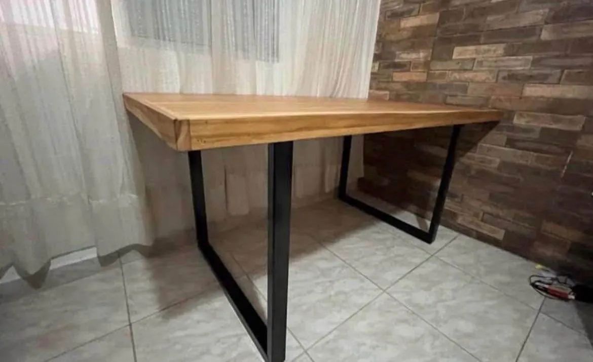 Mesa de madeira com pé de ferro   