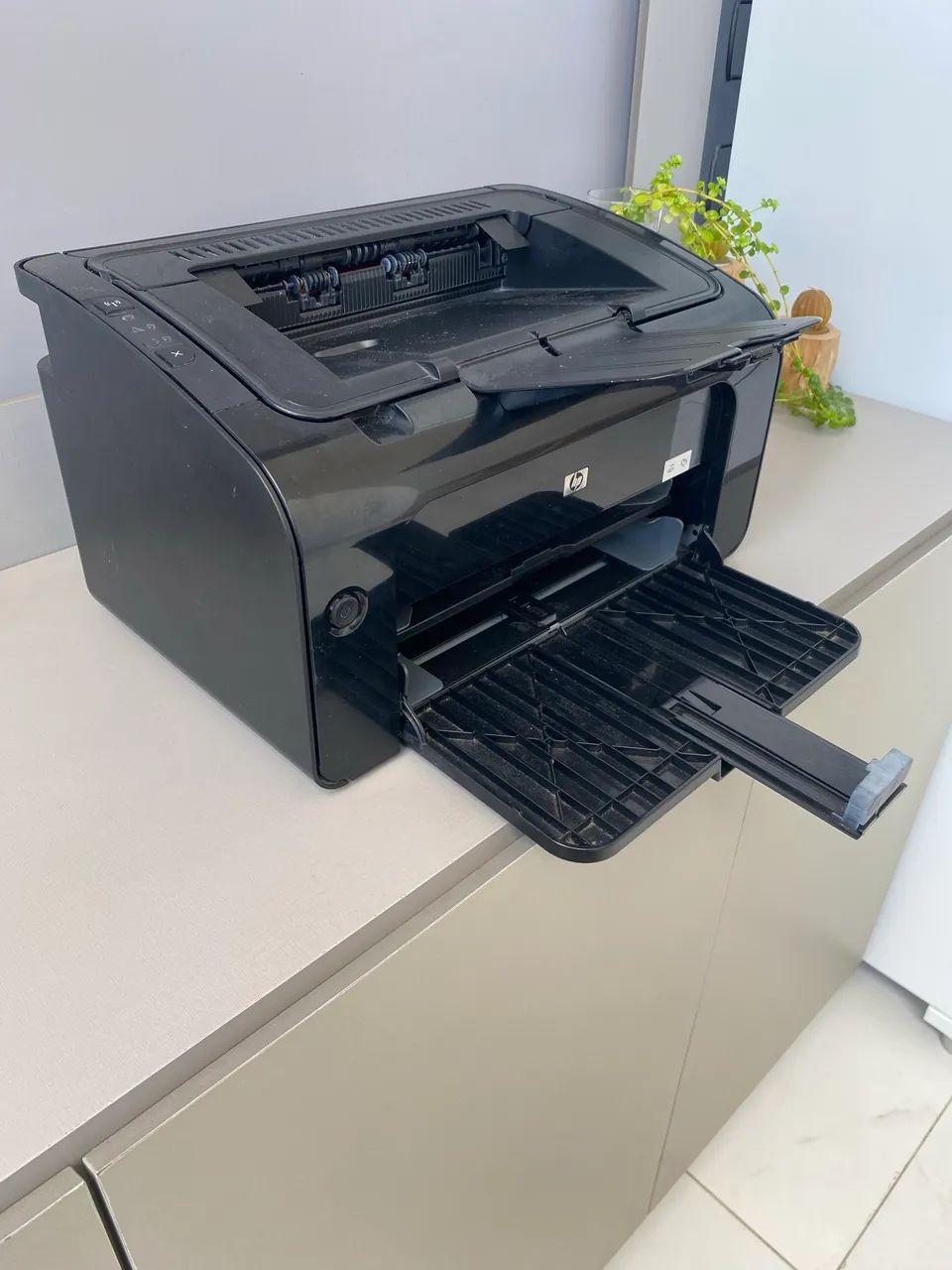 Impressora função única monocromática HP LaserJet Pro P1102w - Foto 2