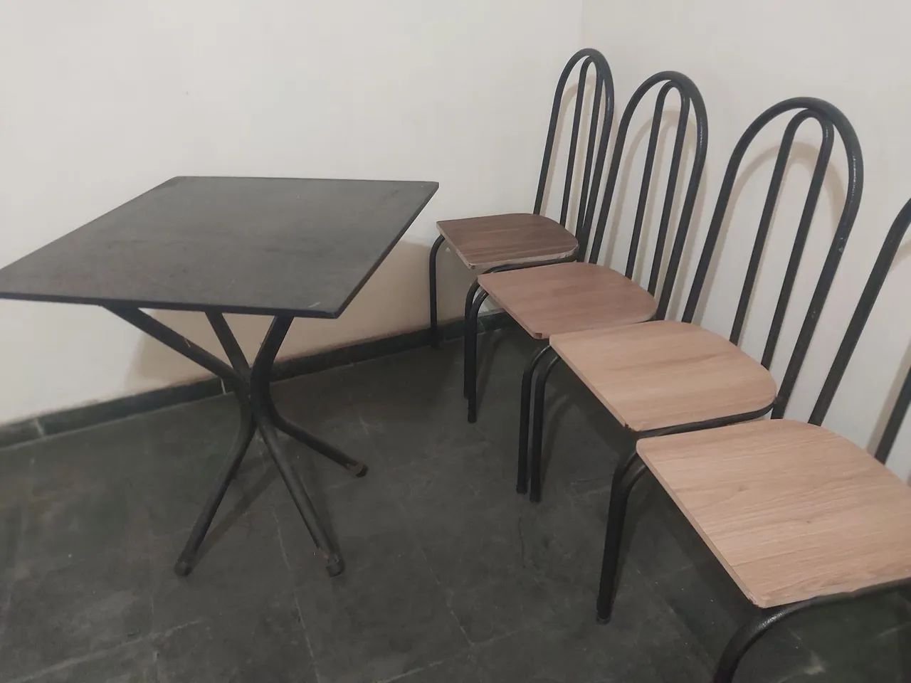 MESA COM 4 CADEIRAS  - Foto 2